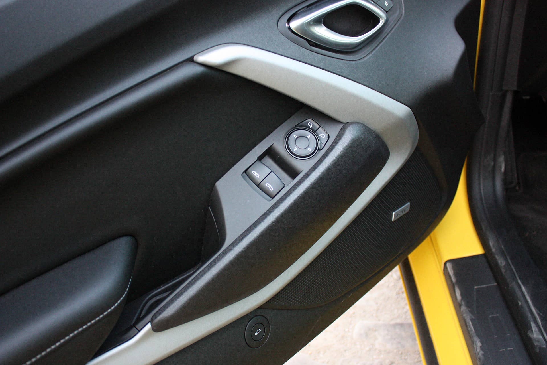 2016 Chevrolet Camaro door