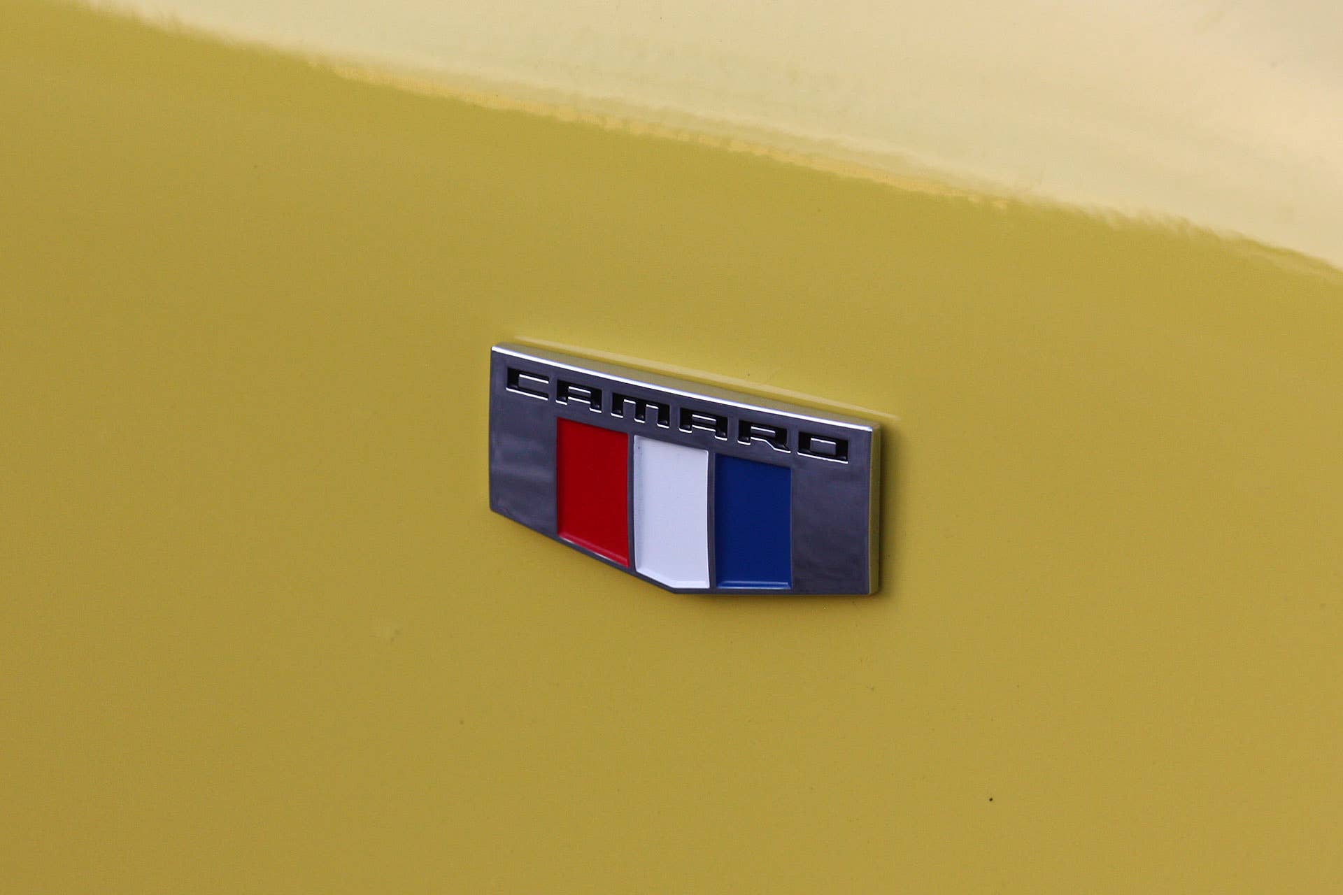 2016 Chevrolet Camaro badge