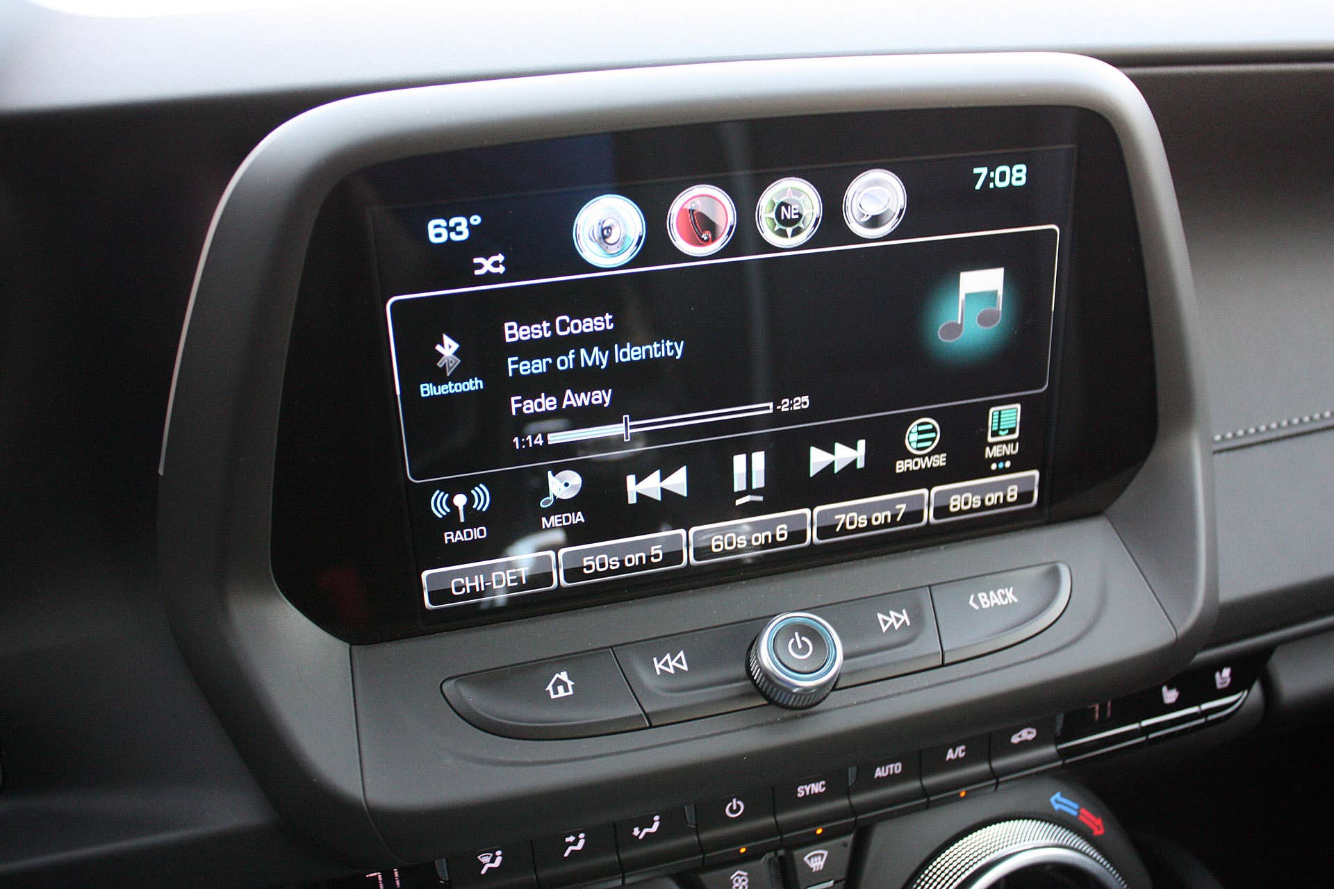 2016 Chevrolet Camaro infotainment system