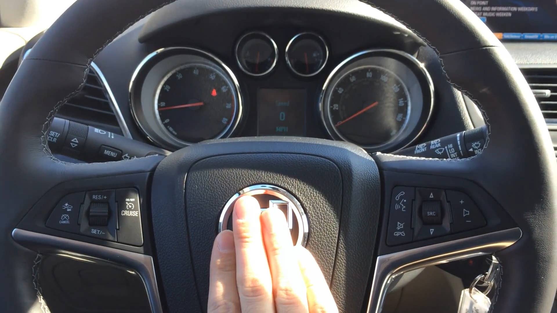Autoblog's Adam Morath demonstrates the sound of the horn on the 2015 Buick Encore.