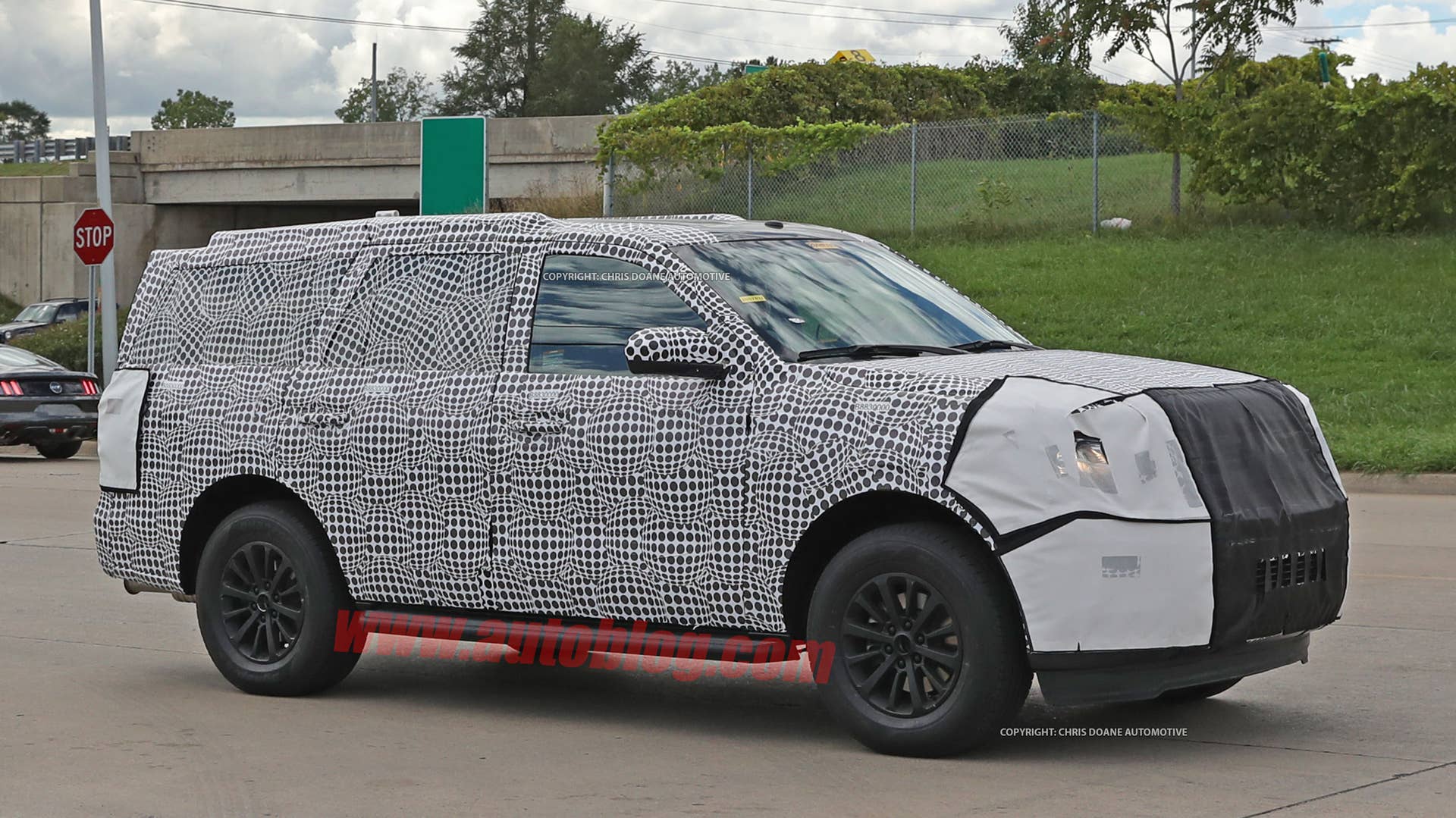 2018 ford expedition spy shots side exterior