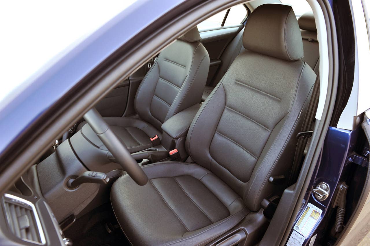 2011 Volkswagen Jetta TDI front seats