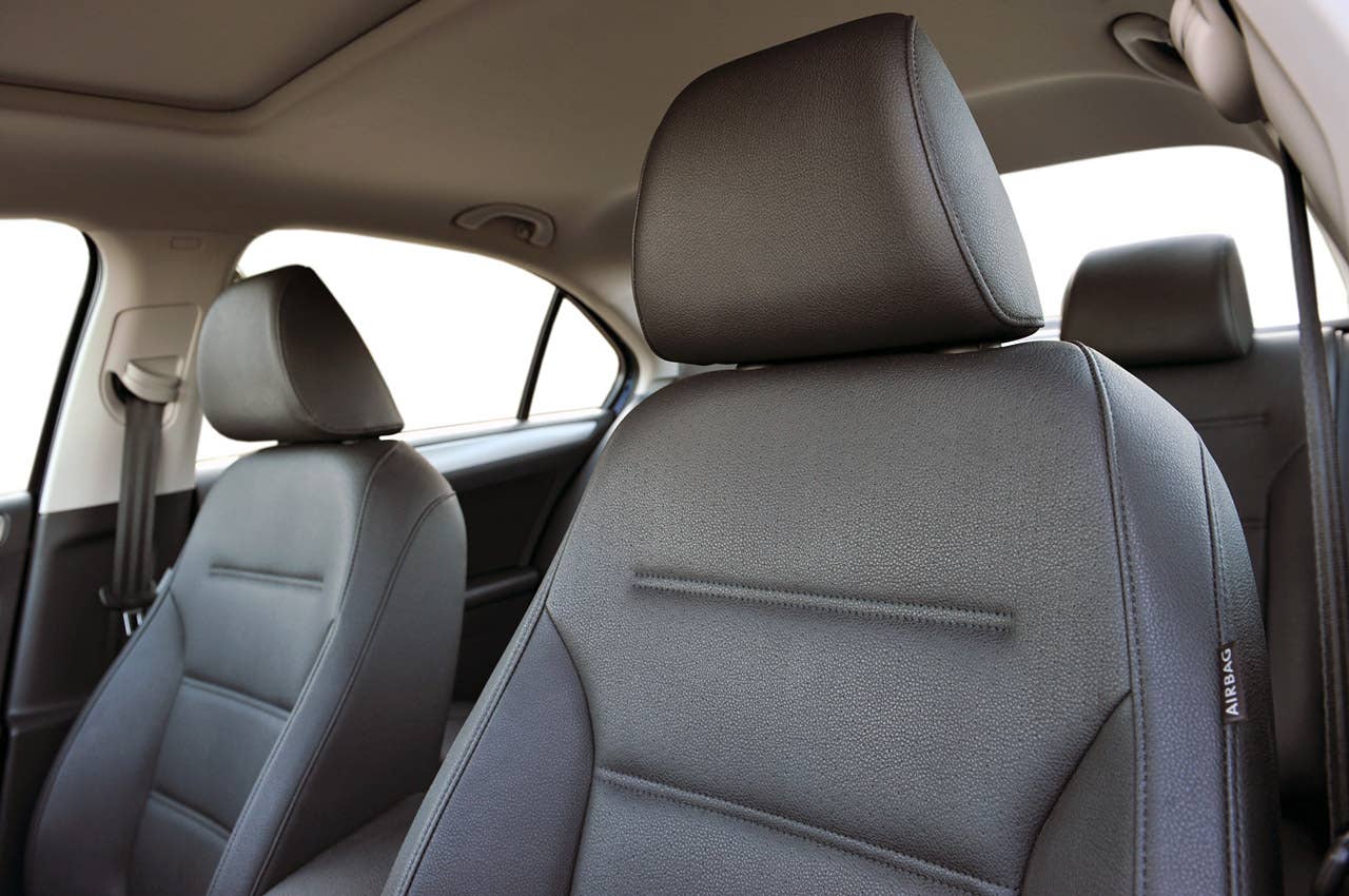 2011 Volkswagen Jetta TDI front seats