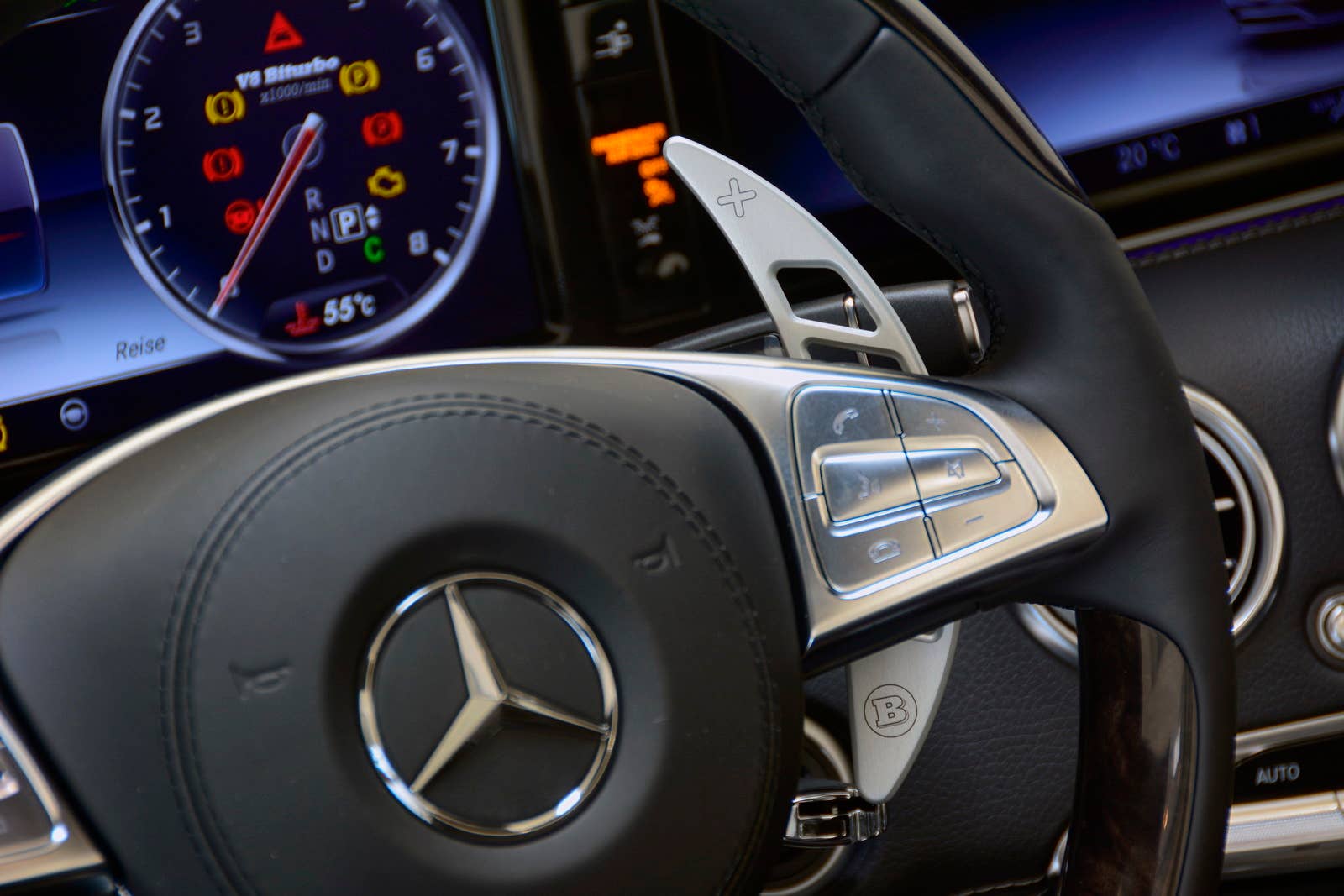Brabus 850 6.0 Biturbo Cabrio detail steering wheel