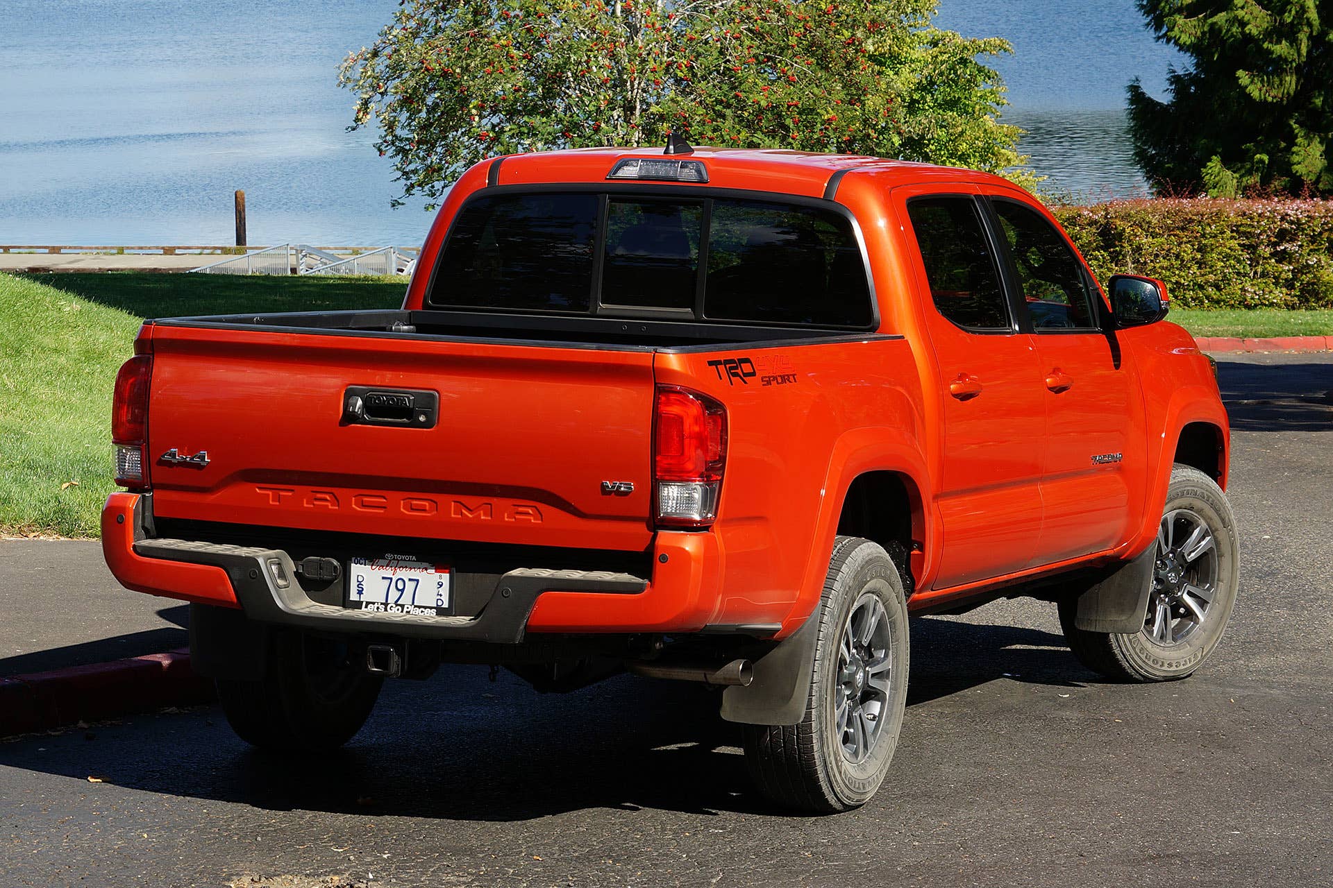 2016 Toyota Tacoma TRD Sport 4x4 rear 3/4 view