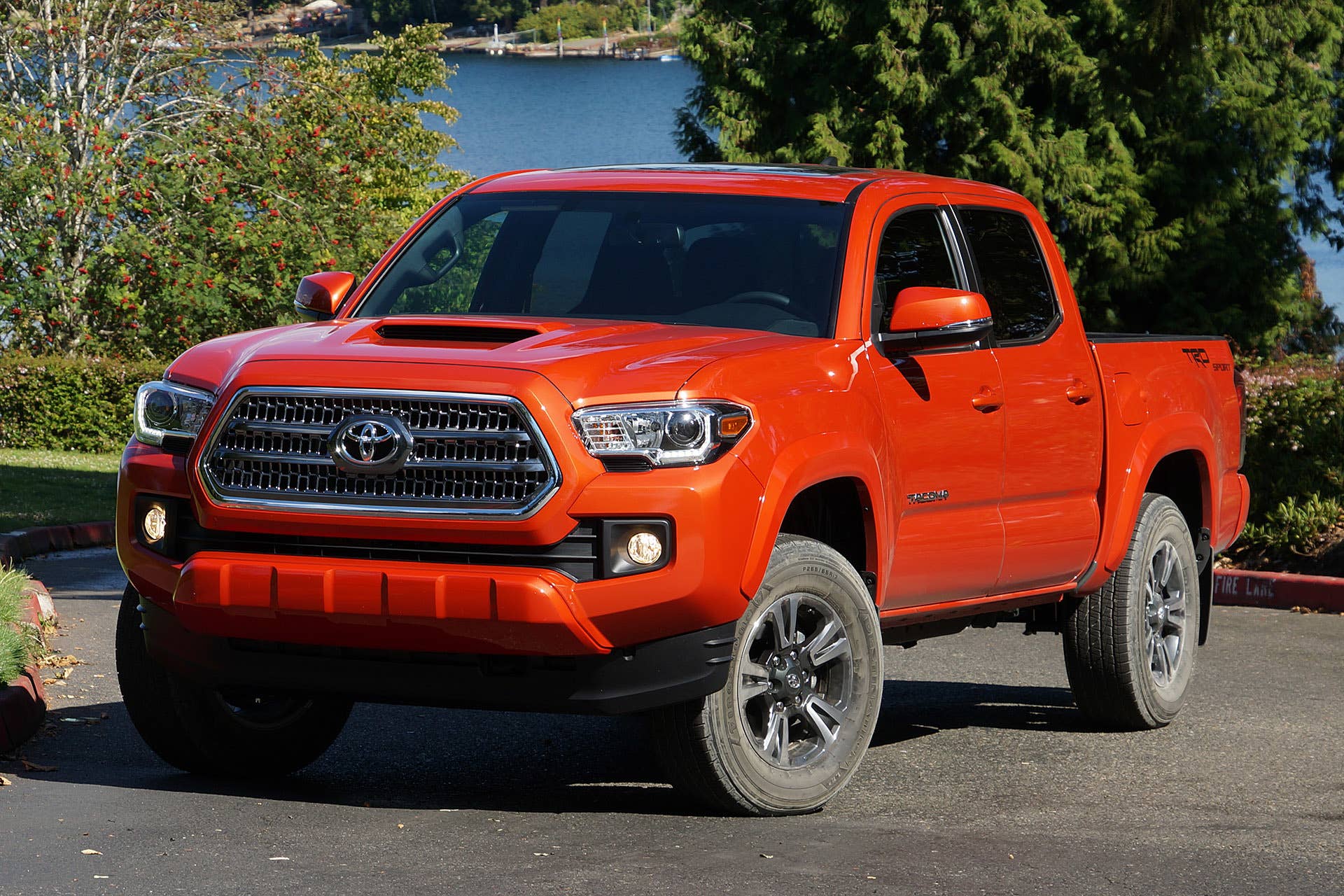 2016 Toyota Tacoma TRD Sport 4x4 front 3/4 view