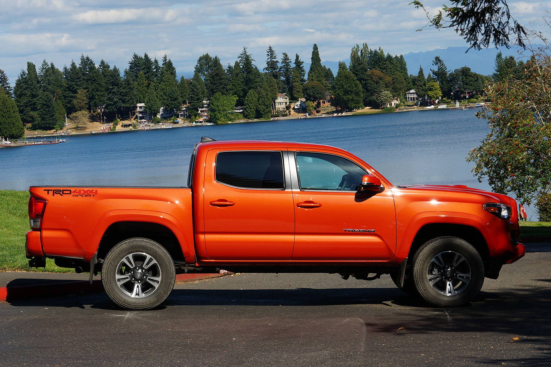 2016 Toyota Tacoma TRD Sport 4x4 side view