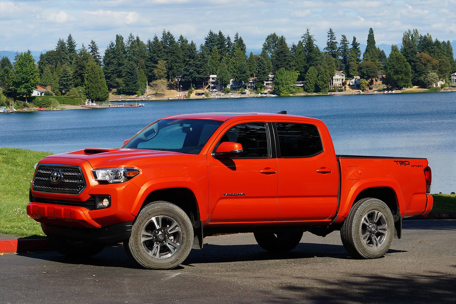 2016 Toyota Tacoma TRD Sport 4x4 front 3/4 view