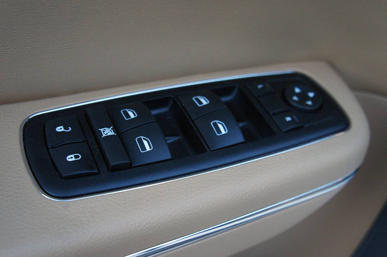 2011 Dodge Charger Rallye V6 door controls