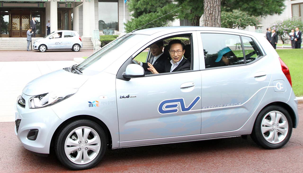 South Korean President Lee Myung-Bak (C) dirves Hyundai's first full-speed electric vehicle, BlueOn, during an unveiling ceremony at the presidential Blue House in Seoul on September 9m 2010. Hyundai Motor unveiled South Korea's first full-speed electric car, designed to tap into the increasingly competitive electric auto market, hailed as the industry's future. REPUBLIC OF KOREA OUT   AFP PHOTO/DONG-A ILBO (Photo credit: DONG-A ILBO/AFP/Getty Images)