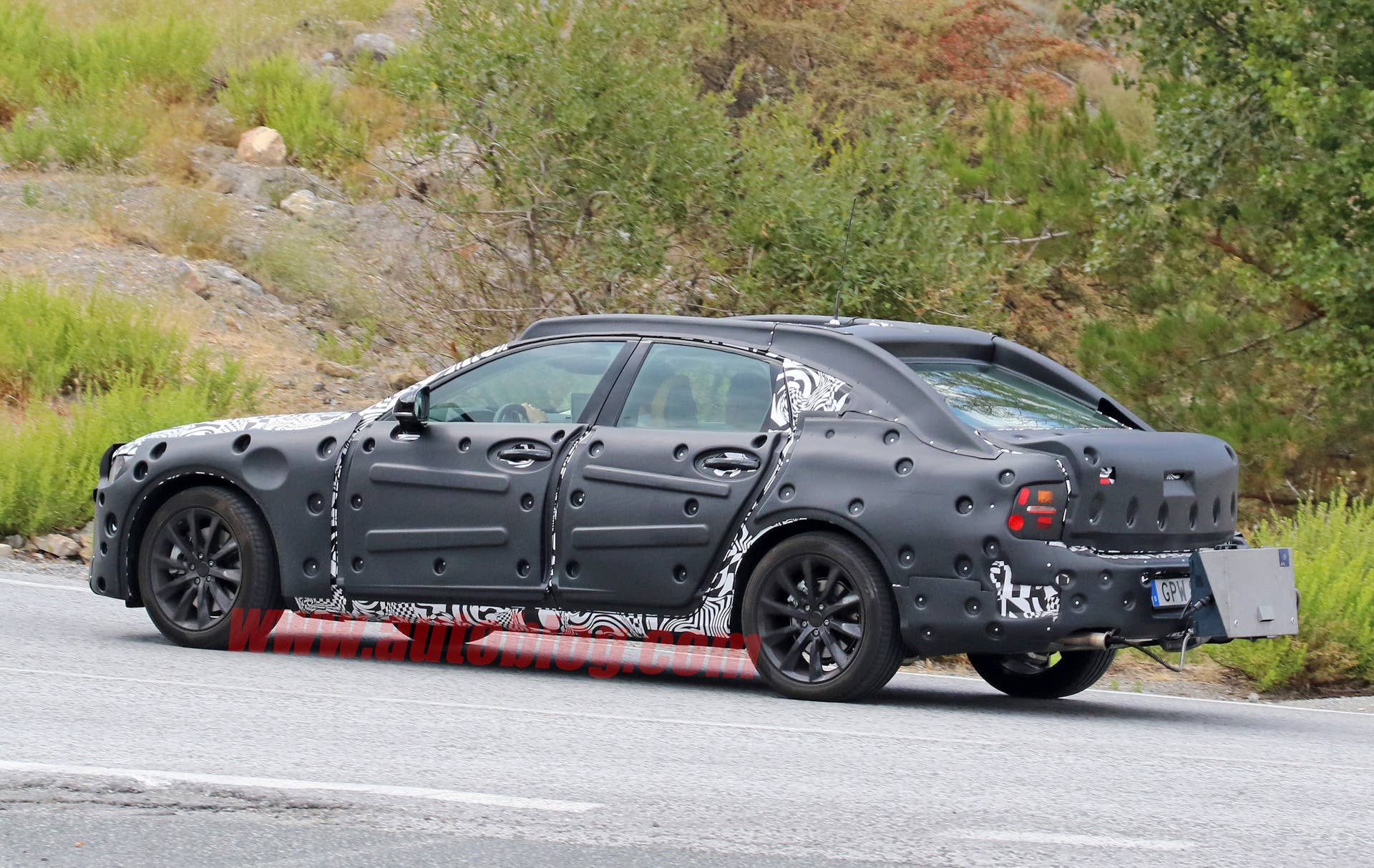 volvo s90 spy photo camo disguise cladding
