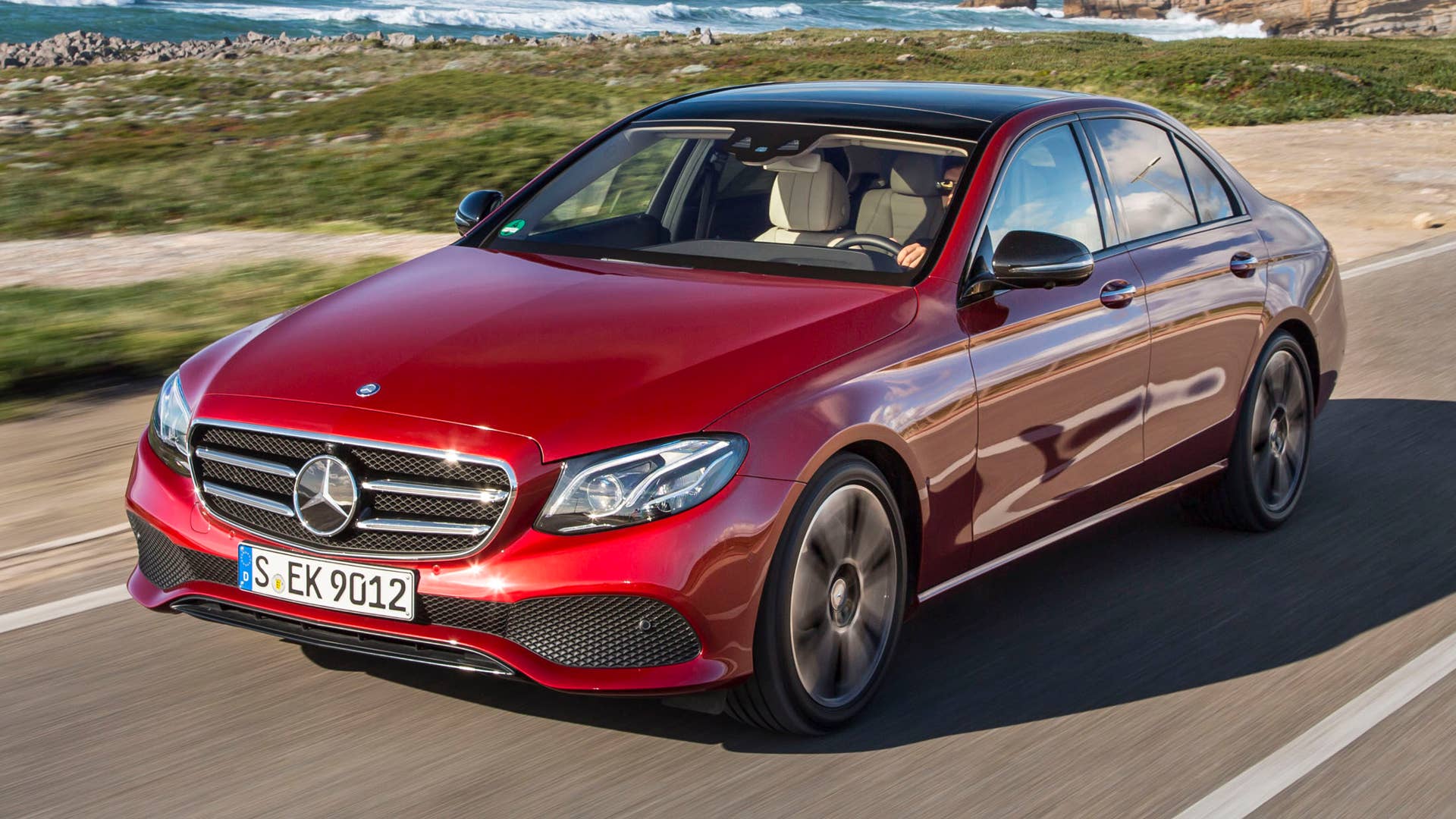 E300 Avantgarde, designo hyazinthrot, Macchiatobeige/Schwarz E300 Avantgarde, designo hyacinth red, macchiato beige/black E 300 Kraftstoffverbrauch kombiniert*: 6,6 l/100 km; COâ-Emissionen kombiniert*: 149 g/km.(*vorläufig) Fuel consumption combined*: 6.6 l /100 km; combined COâ emissions*: 149 g/km.(*preliminary)