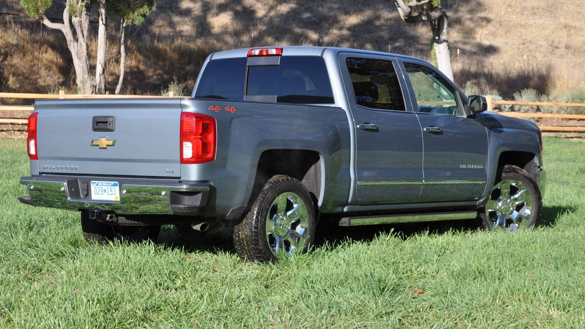 2016 chevy silverado side