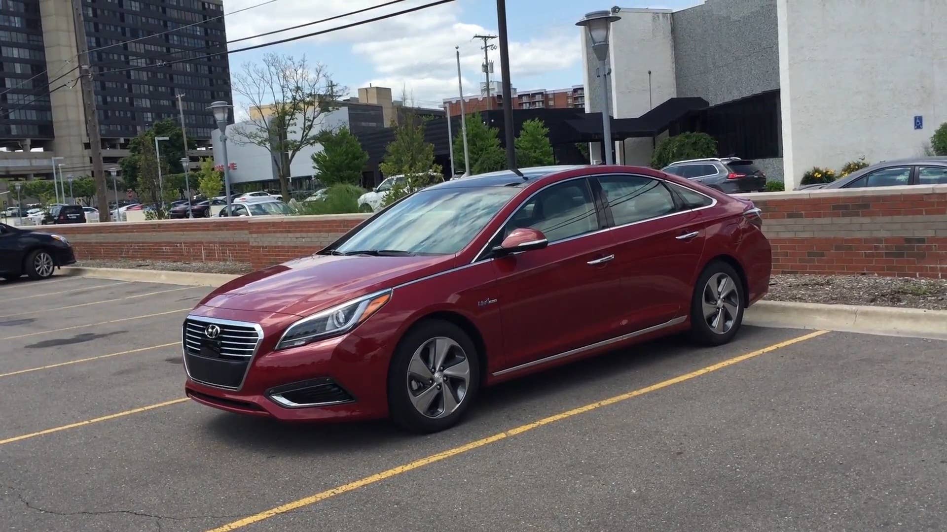 Autoblog Editor David Gluckman tests out the new Hyundai Blue Link app for Apple Watch with a Sonata Hybrid. Watch as he requests a remote start and then waits for the car to fire up.