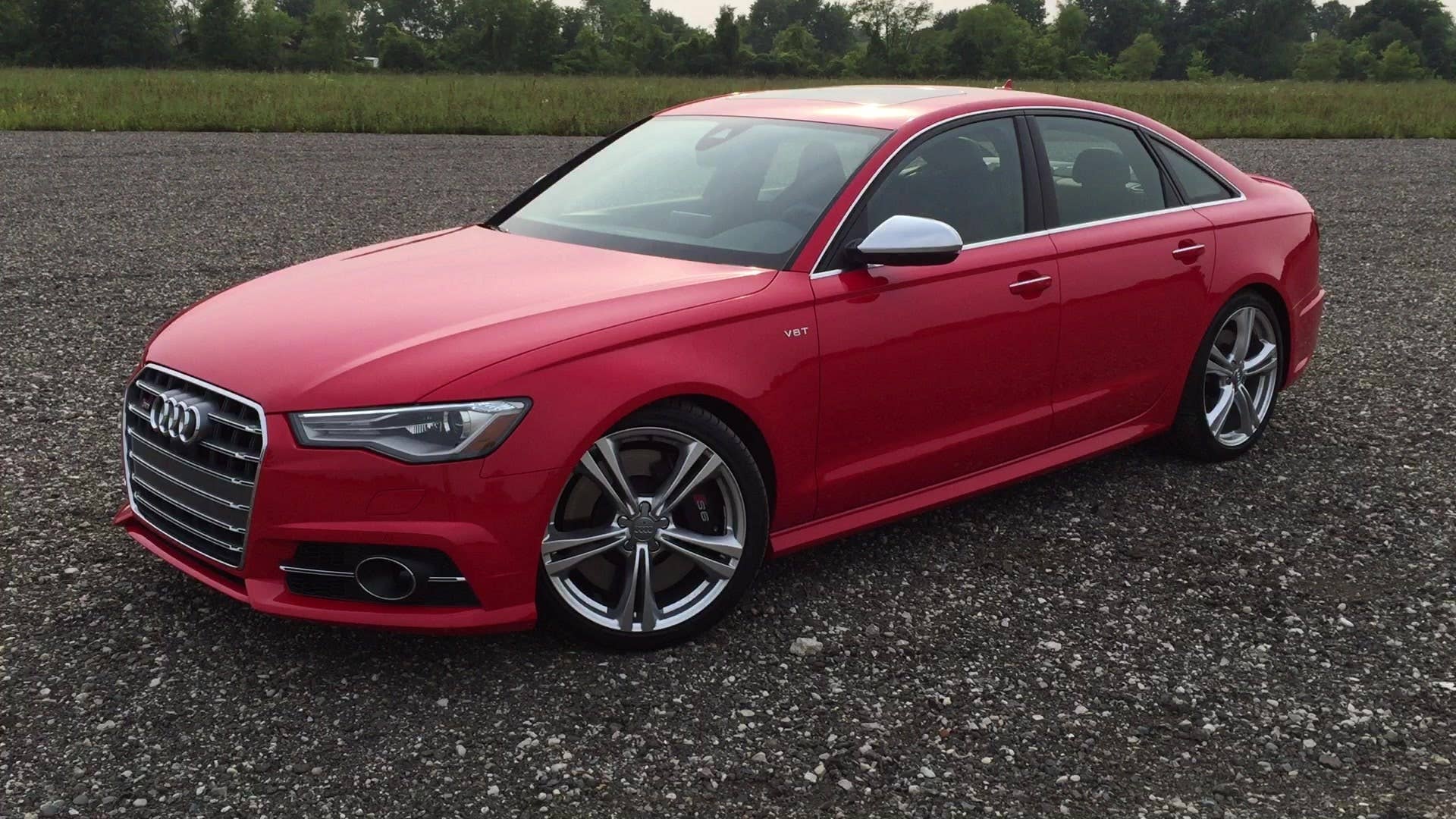 We show off the optional paint color and wheel size for the 2016 Audi S6 sedan.