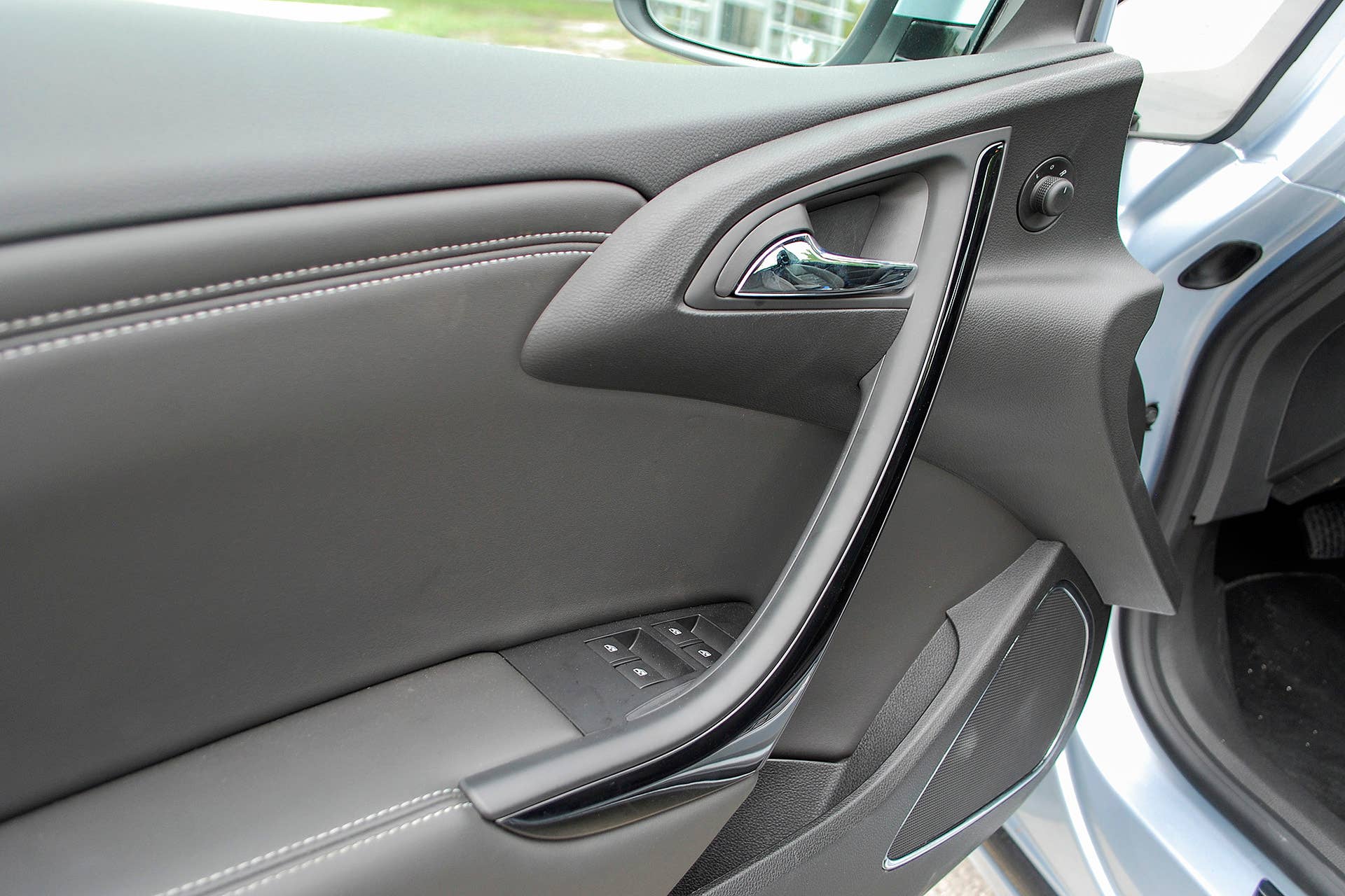 2016 Buick Cascada door