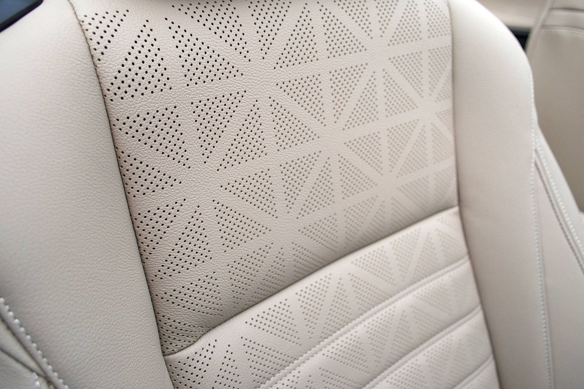 2016 Buick Cascada seat detail