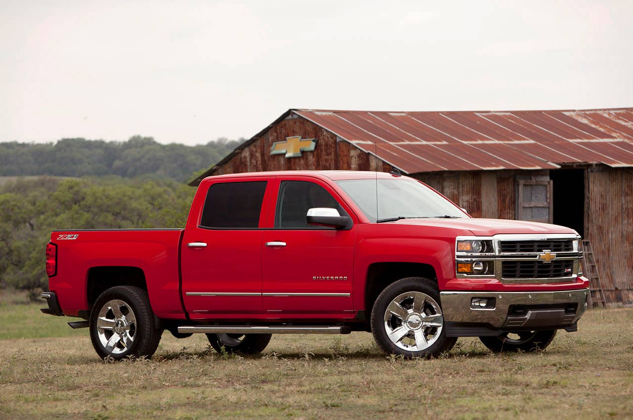 2014 Chevrolet Silverado front 3/4 view