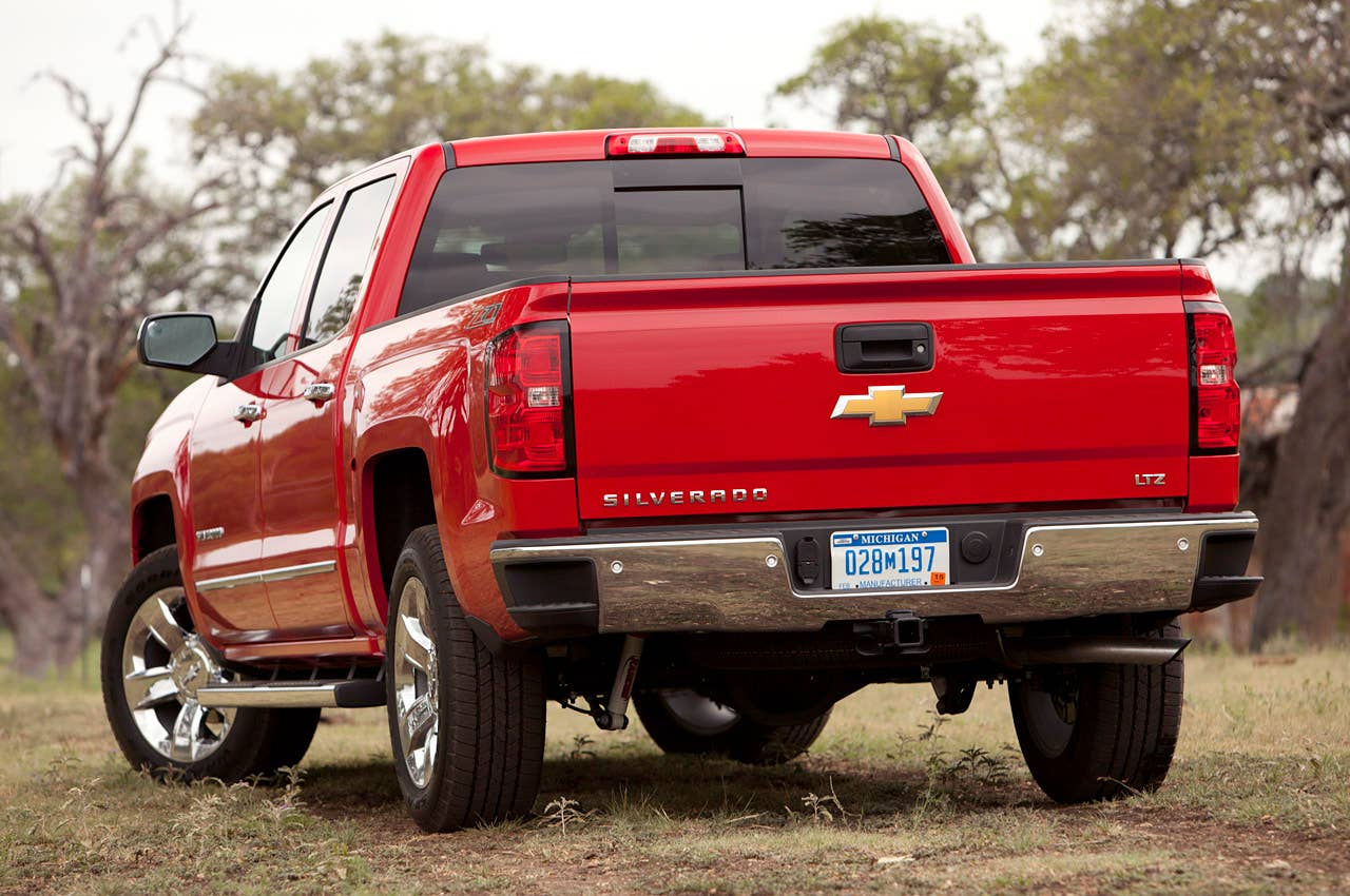 2014 Chevrolet Silverado rear 3/4 view