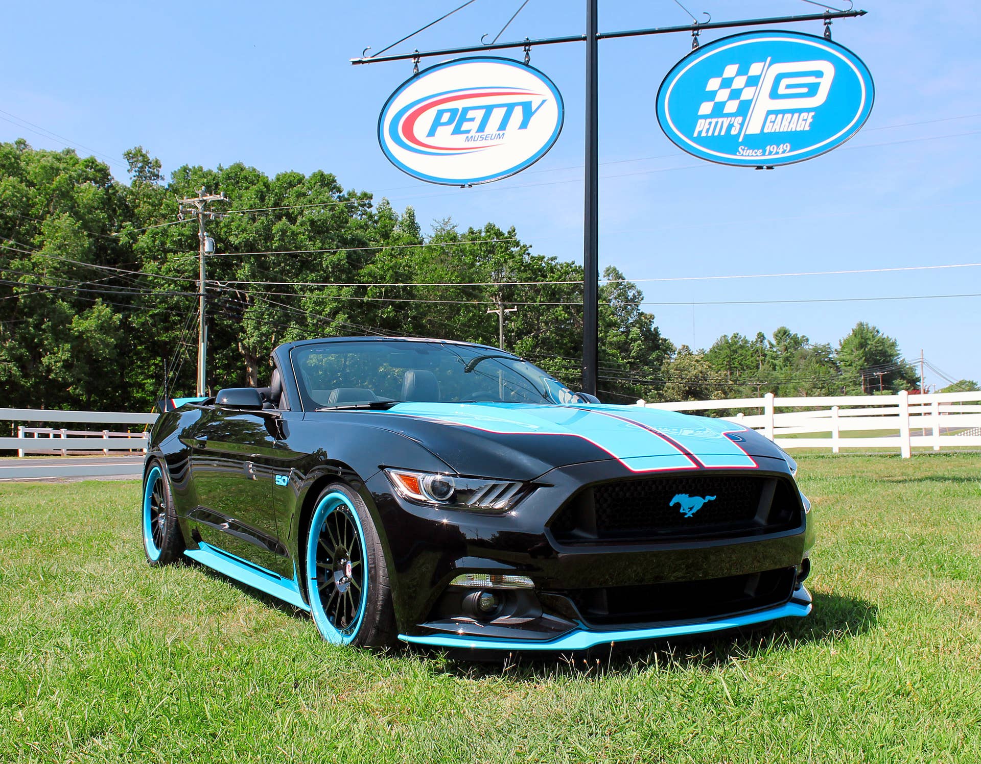 2016 Ford Mustang GT King Edition front 3/4