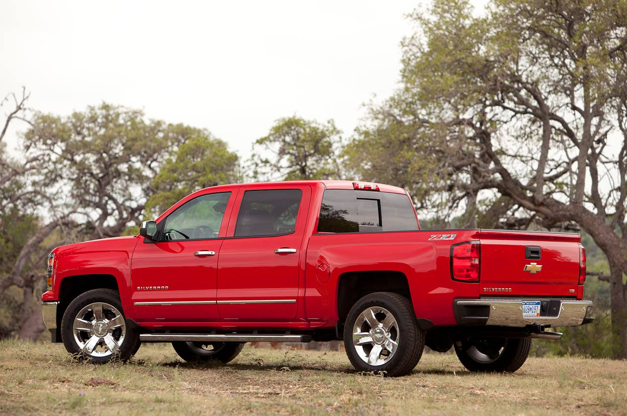 2014 Chevrolet Silverado rear 3/4 view