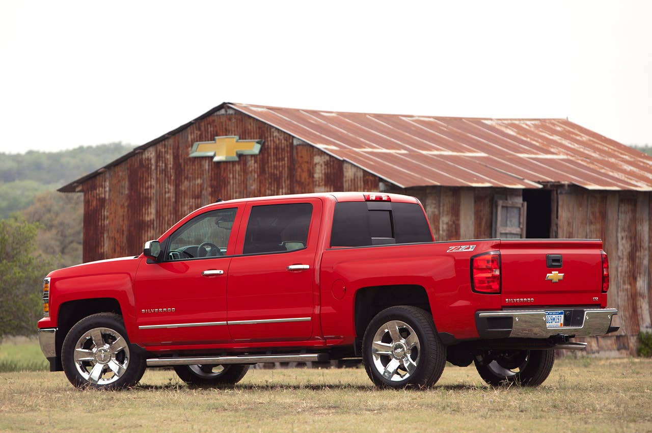 2014 Chevrolet Silverado rear 3/4 view
