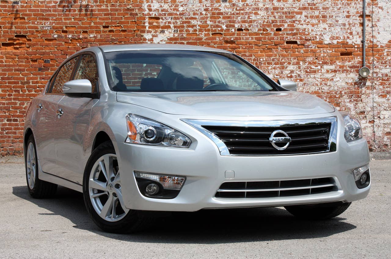 2013 Nissan Altima front 3/4 view