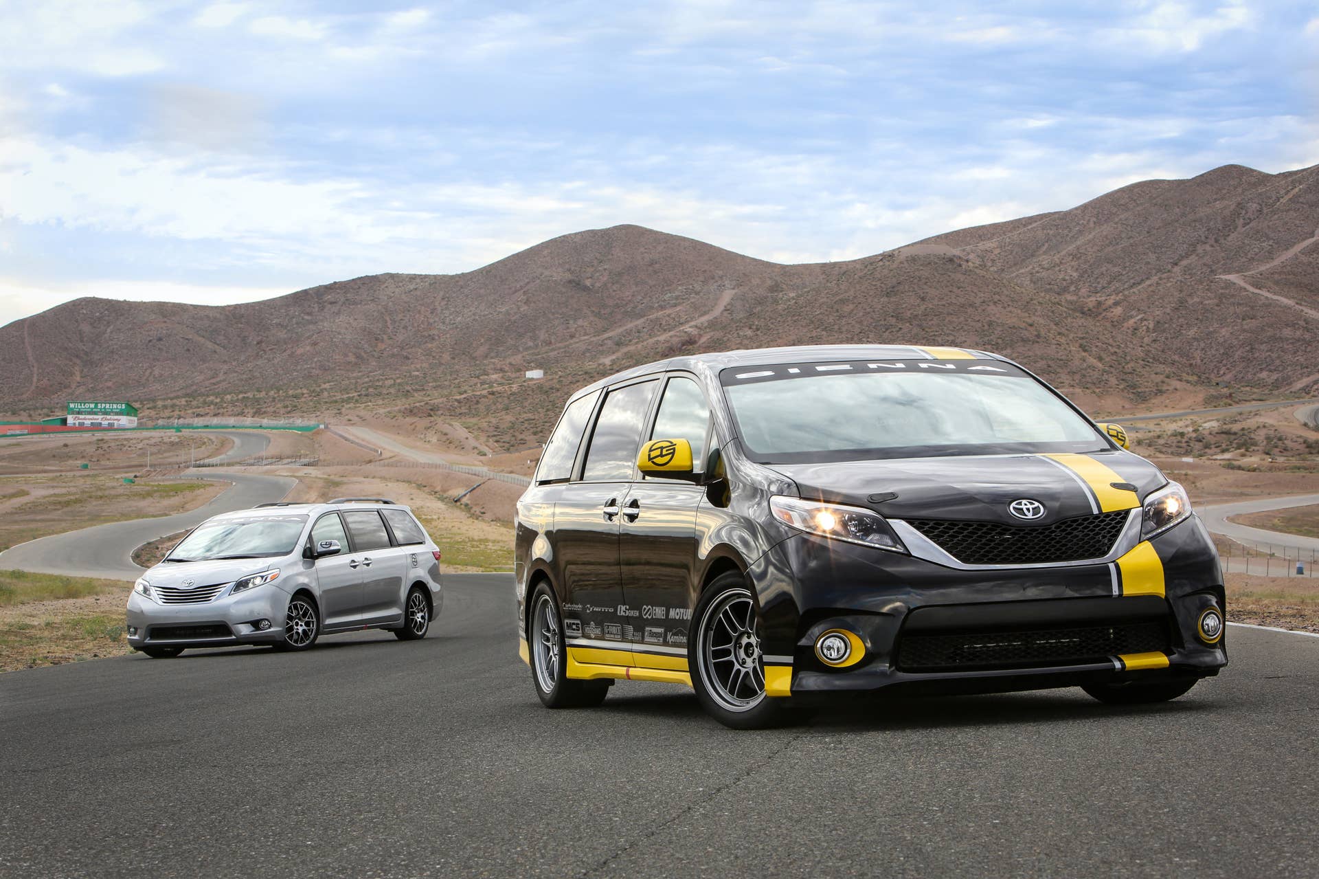 Toyota Sienna R-Tuned Concept front 3/4 track