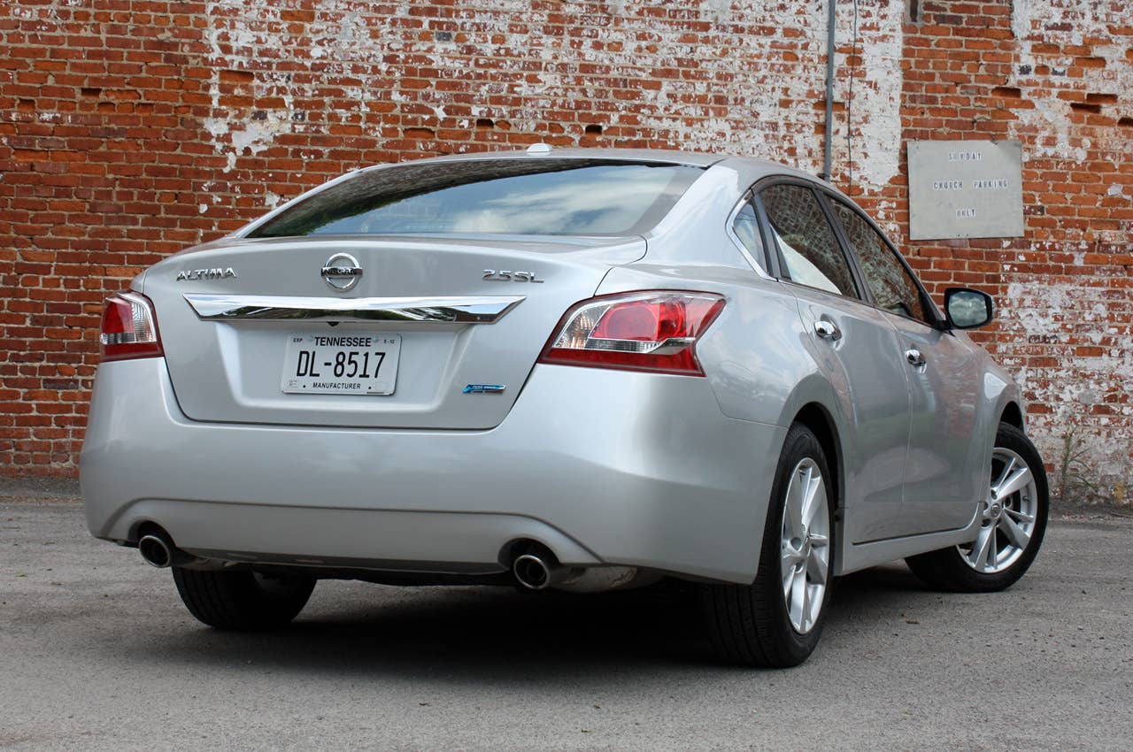 2013 Nissan Altima rear 3/4 view