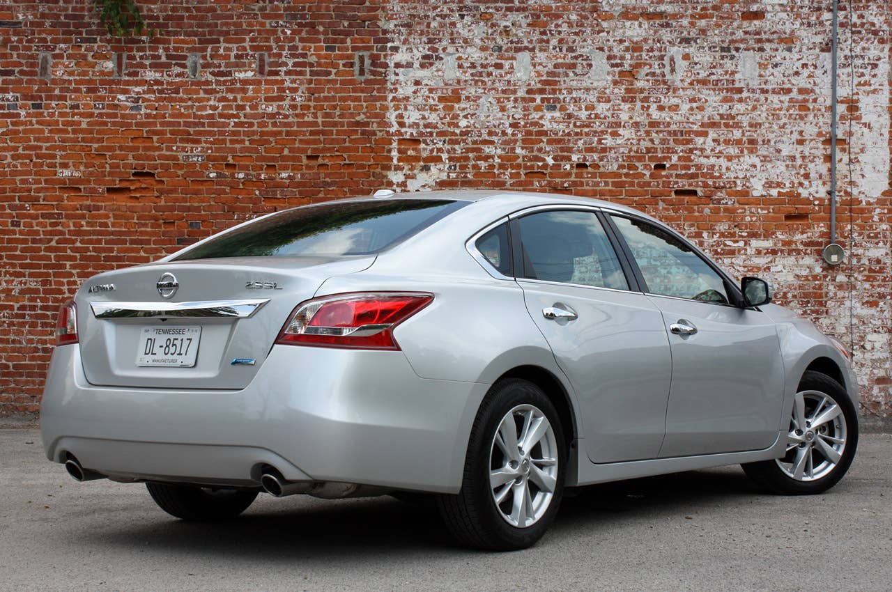 2013 Nissan Altima rear 3/4 view