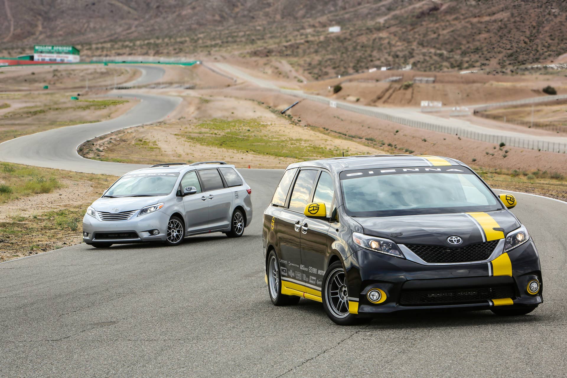 Toyota Sienna R-Tuned Concept duo moving track