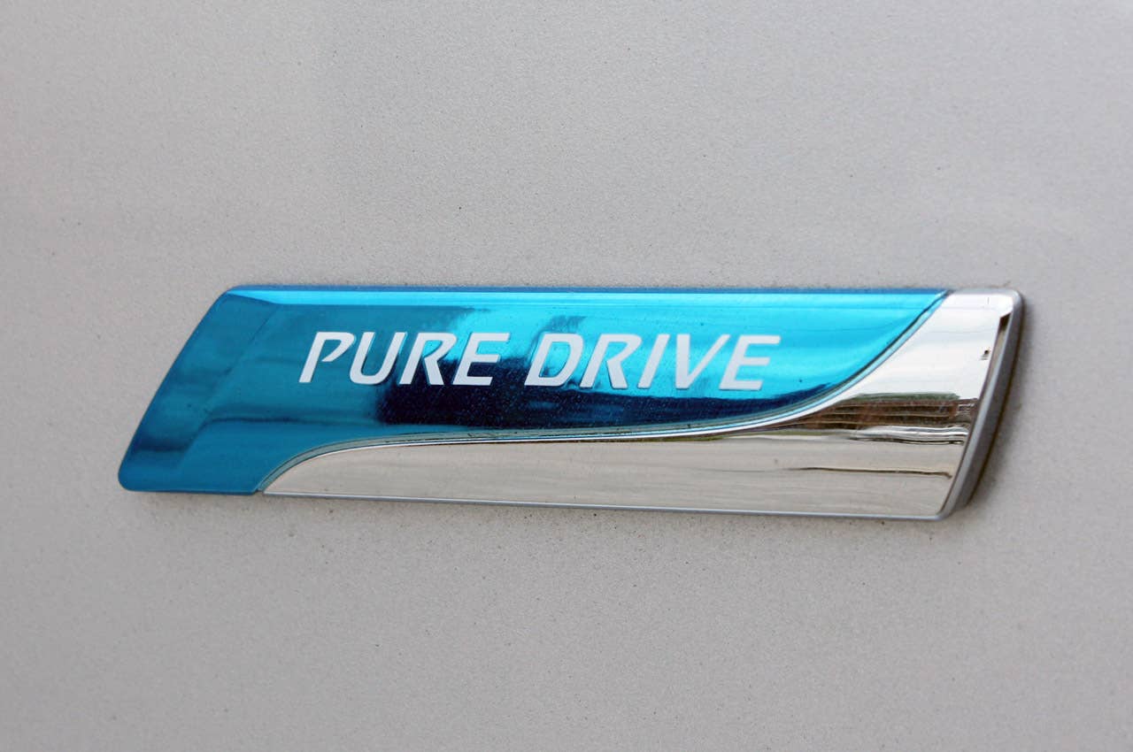 2013 Nissan Altima badge