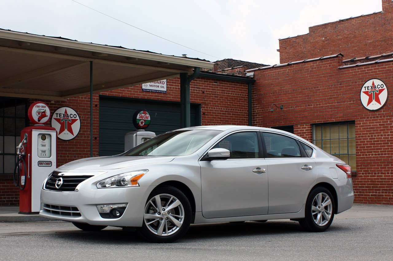 2013 Nissan Altima front 3/4 view