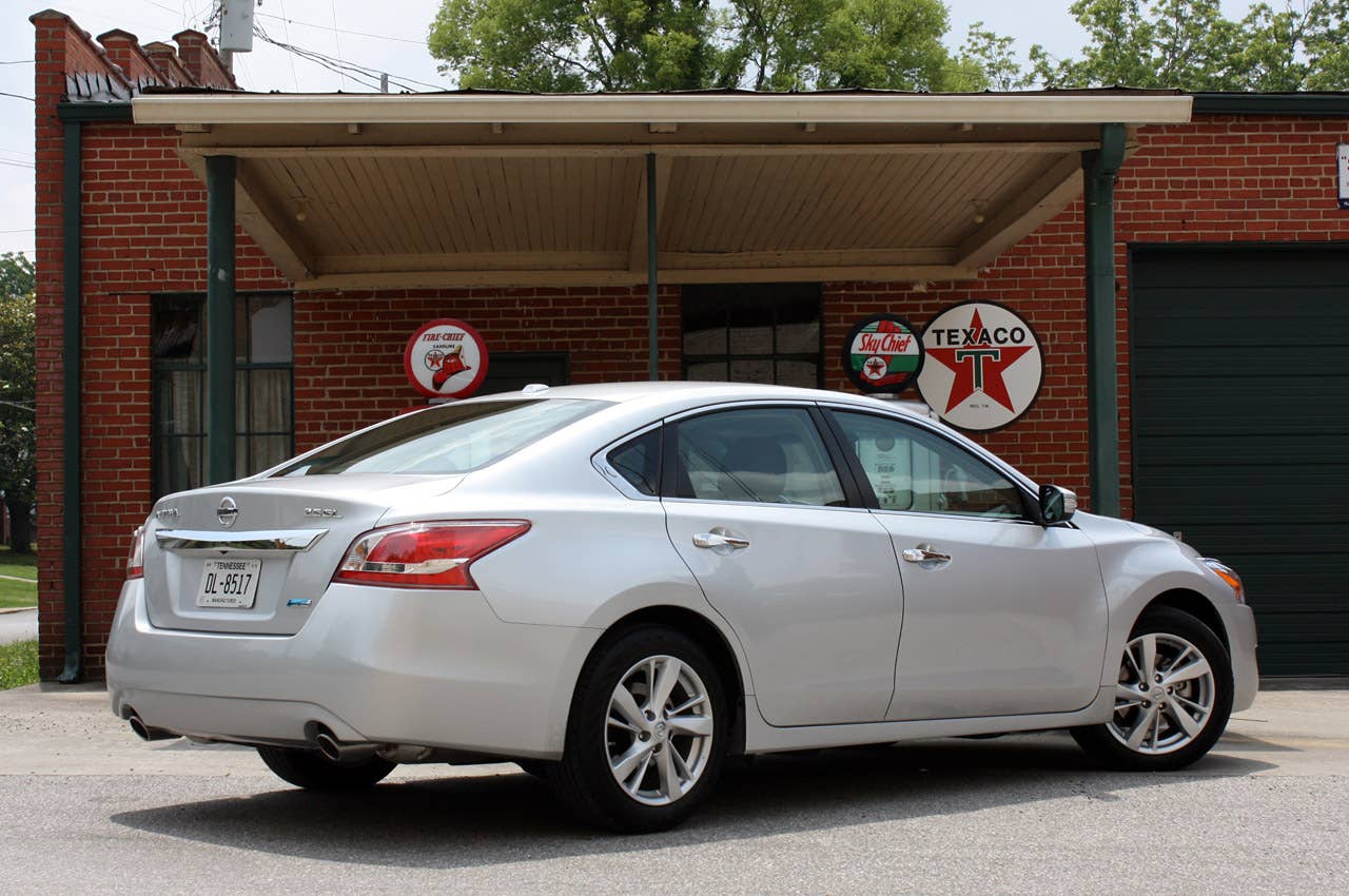 2013 Nissan Altima rear 3/4 view