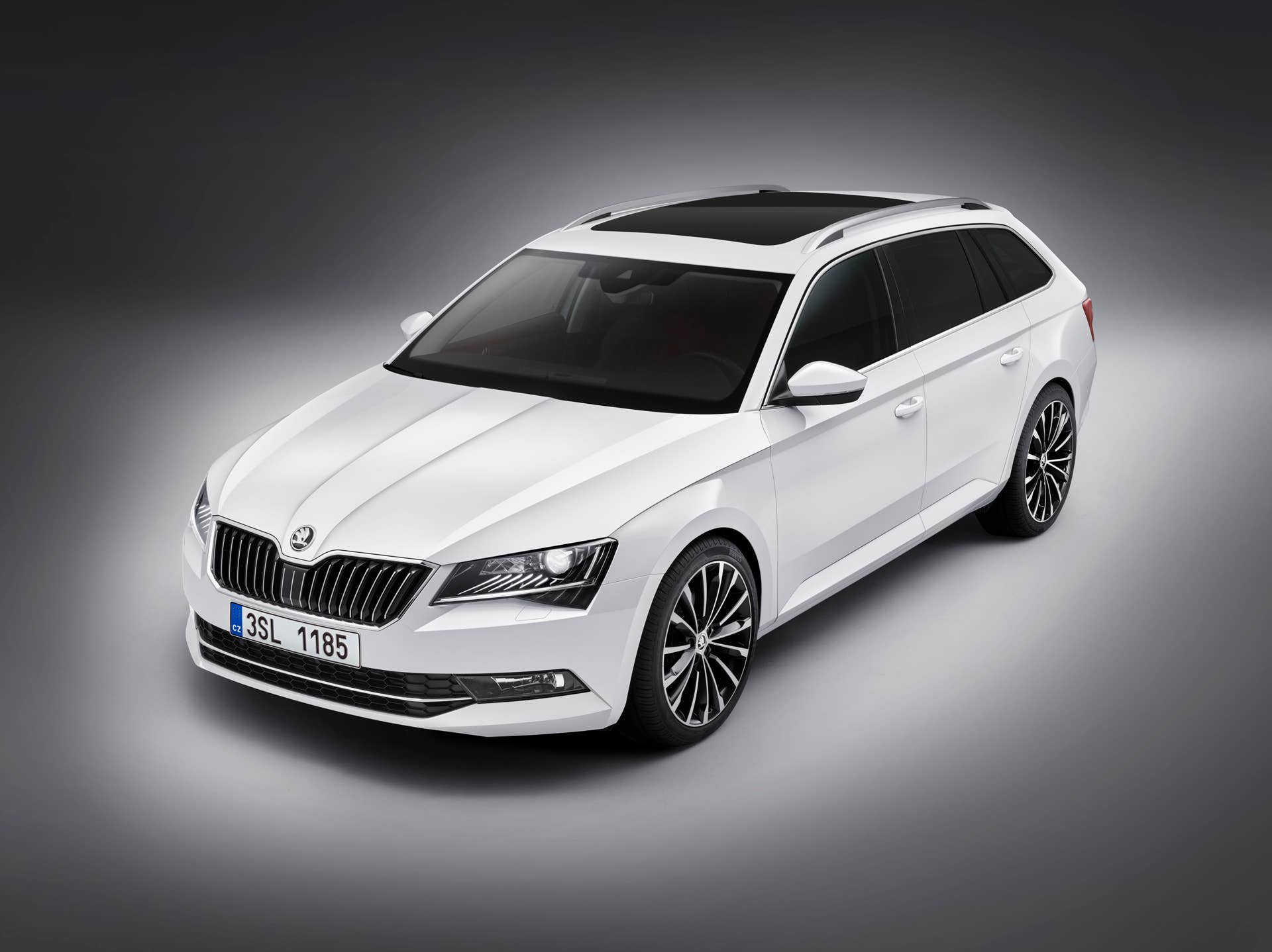 2016 Skoda Superb Combi front 3/4