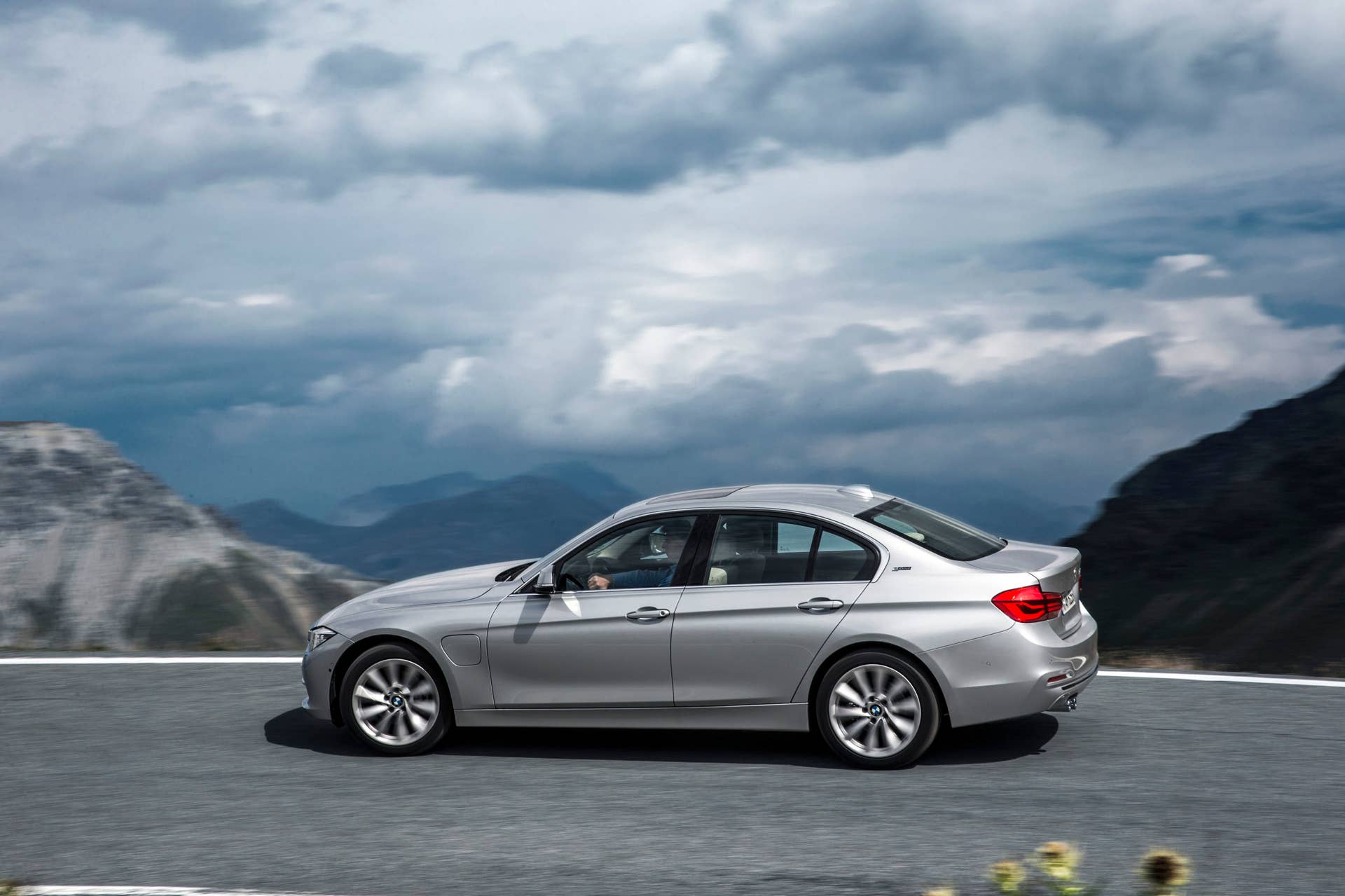 bmw 330e profile