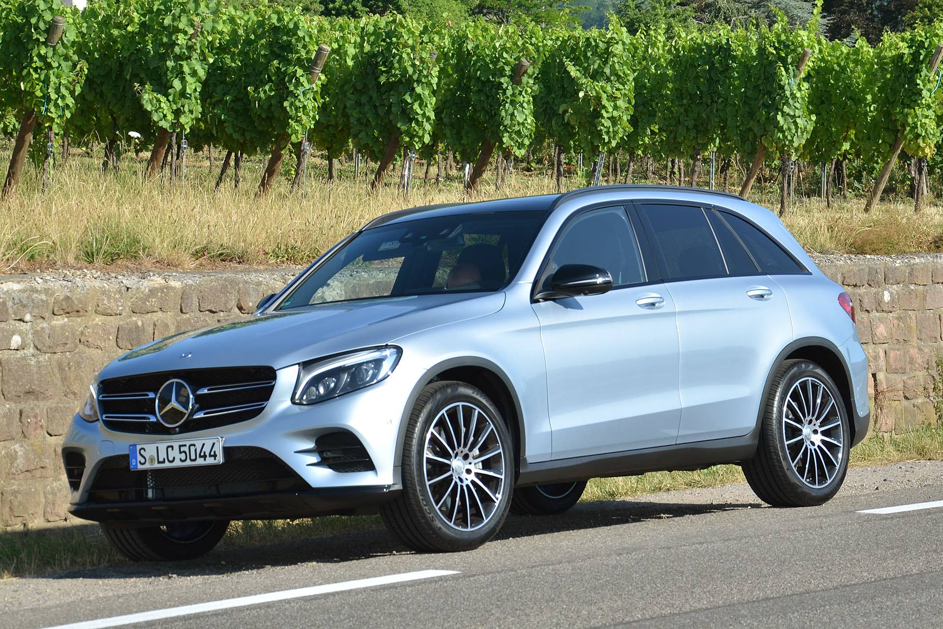 2016 Mercedes-Benz GLC250 front 3/4 view