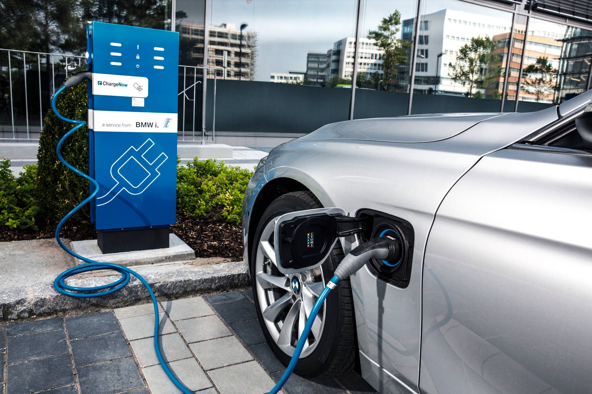bmw 330e charging