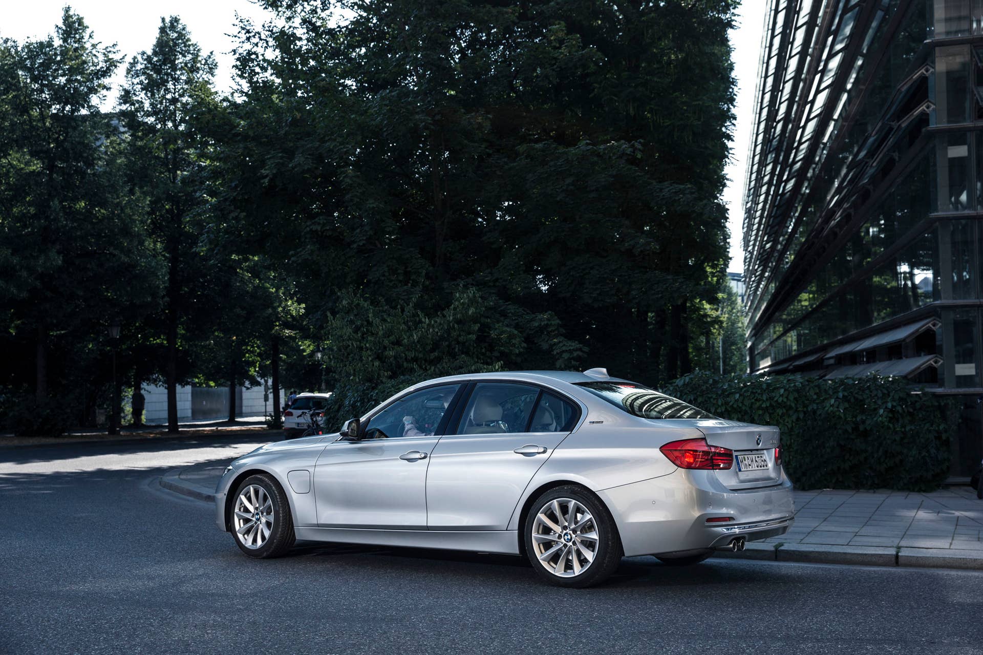 bmw 330e rear turning