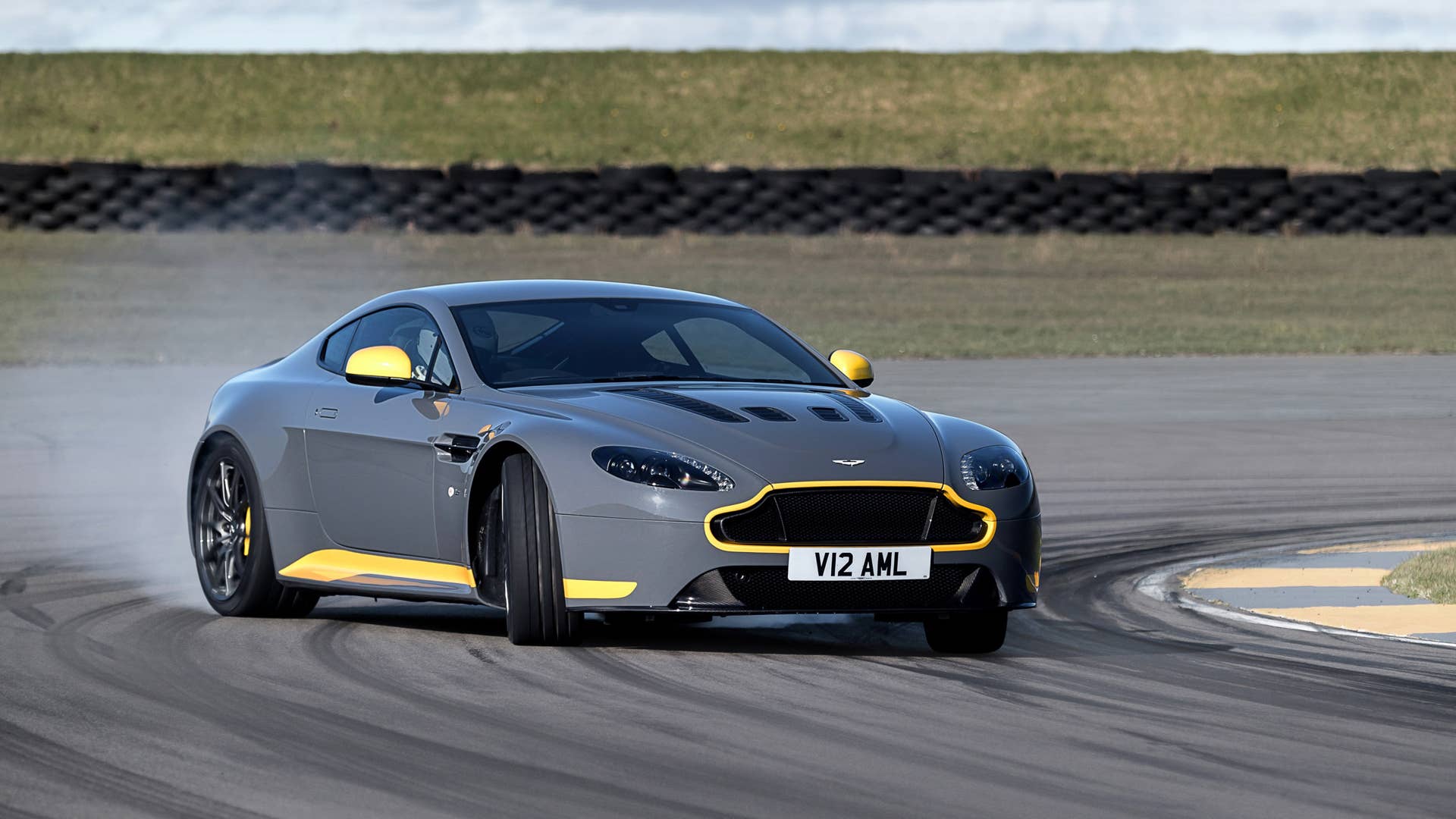 2017 Aston Martin V12 Vantage S lead