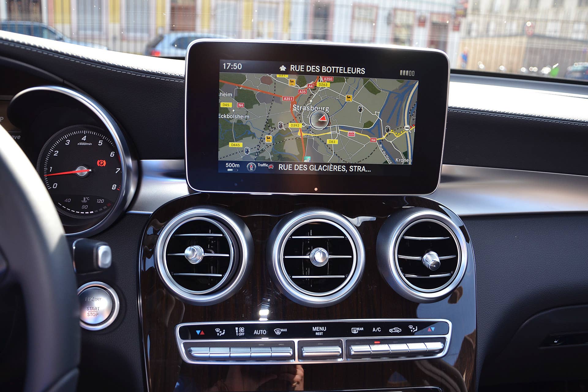 2016 Mercedes-Benz GLC250 infotainment system