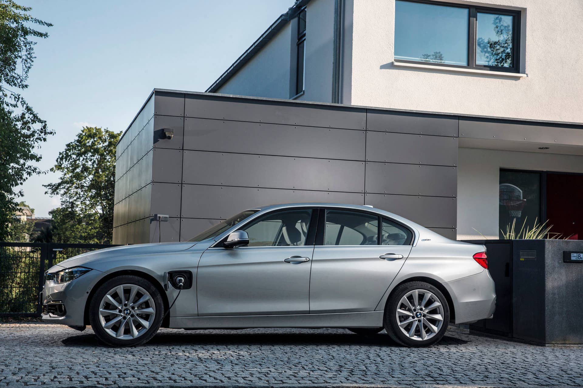 bmw 330e charging at home
