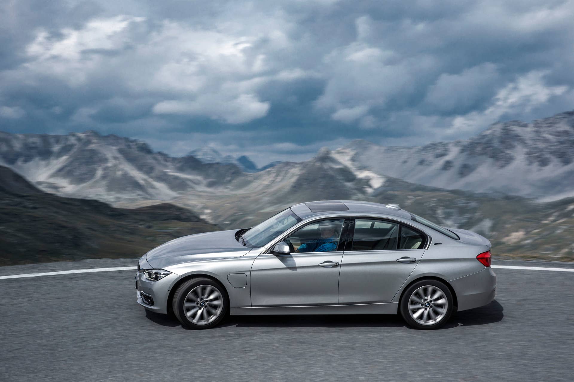 bmw 330e cornering