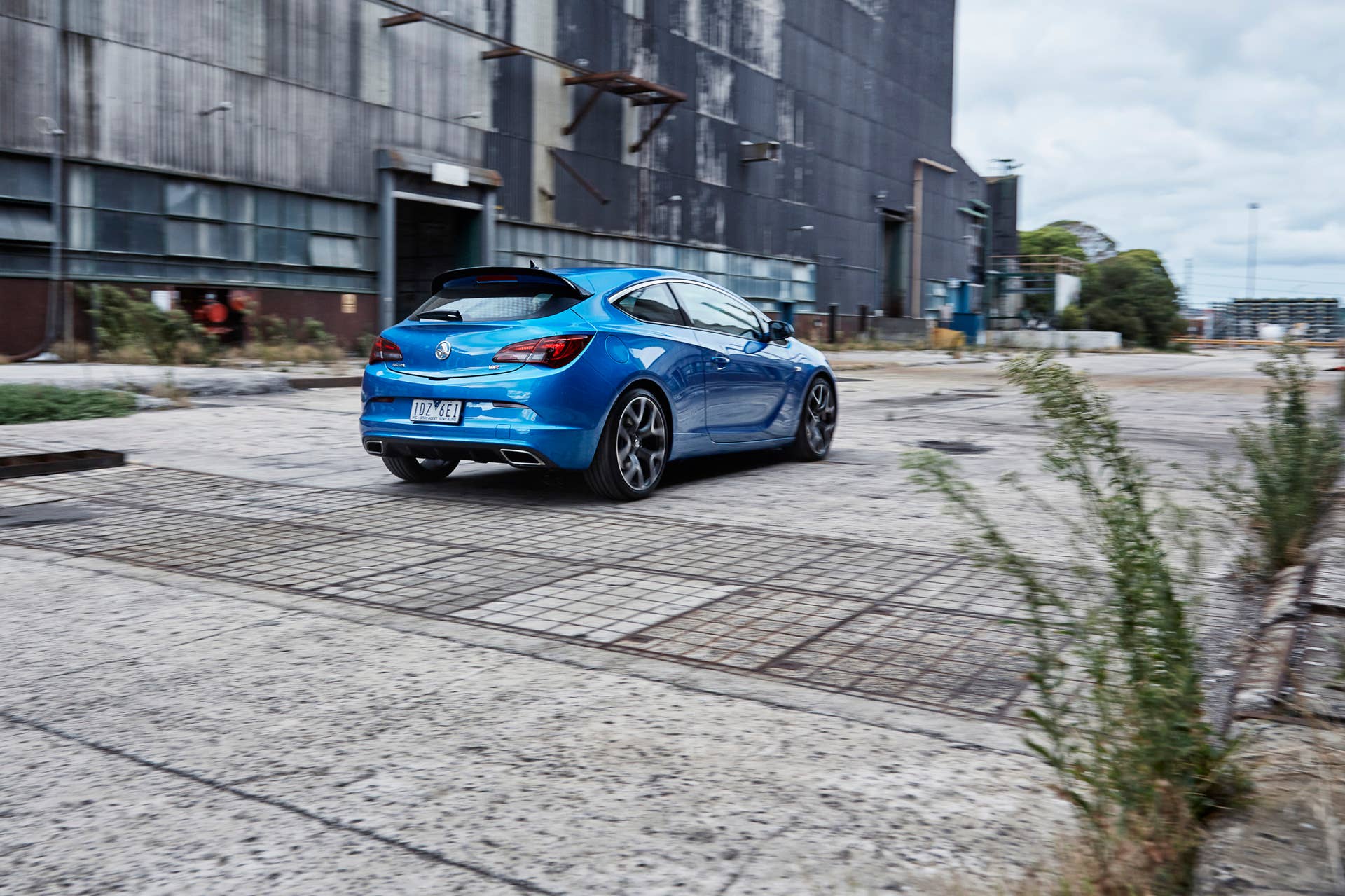 holden astra vxr moving rear 3/4