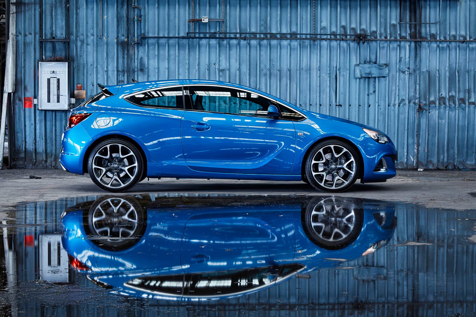 holden astra hot hatch side reflection steel