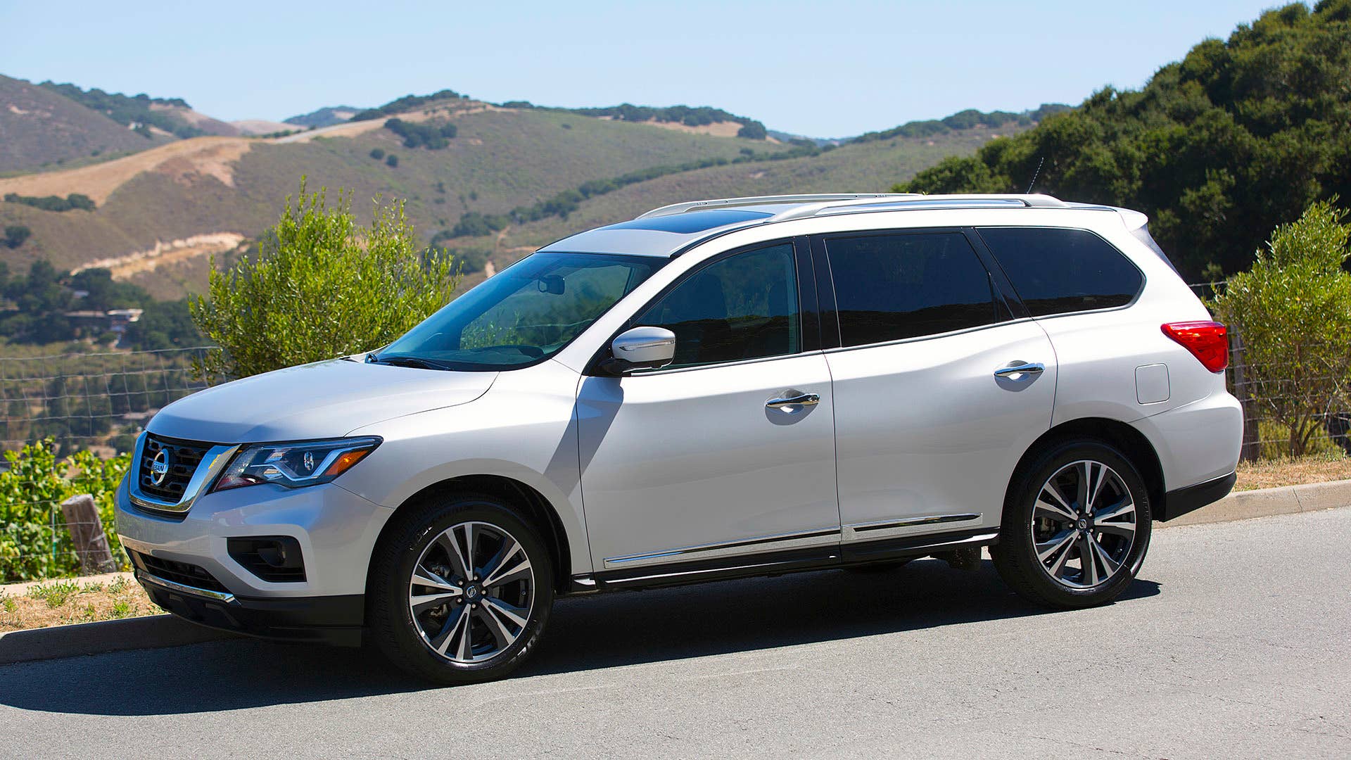 2017 Nissan Pathfinder front 3/4 view