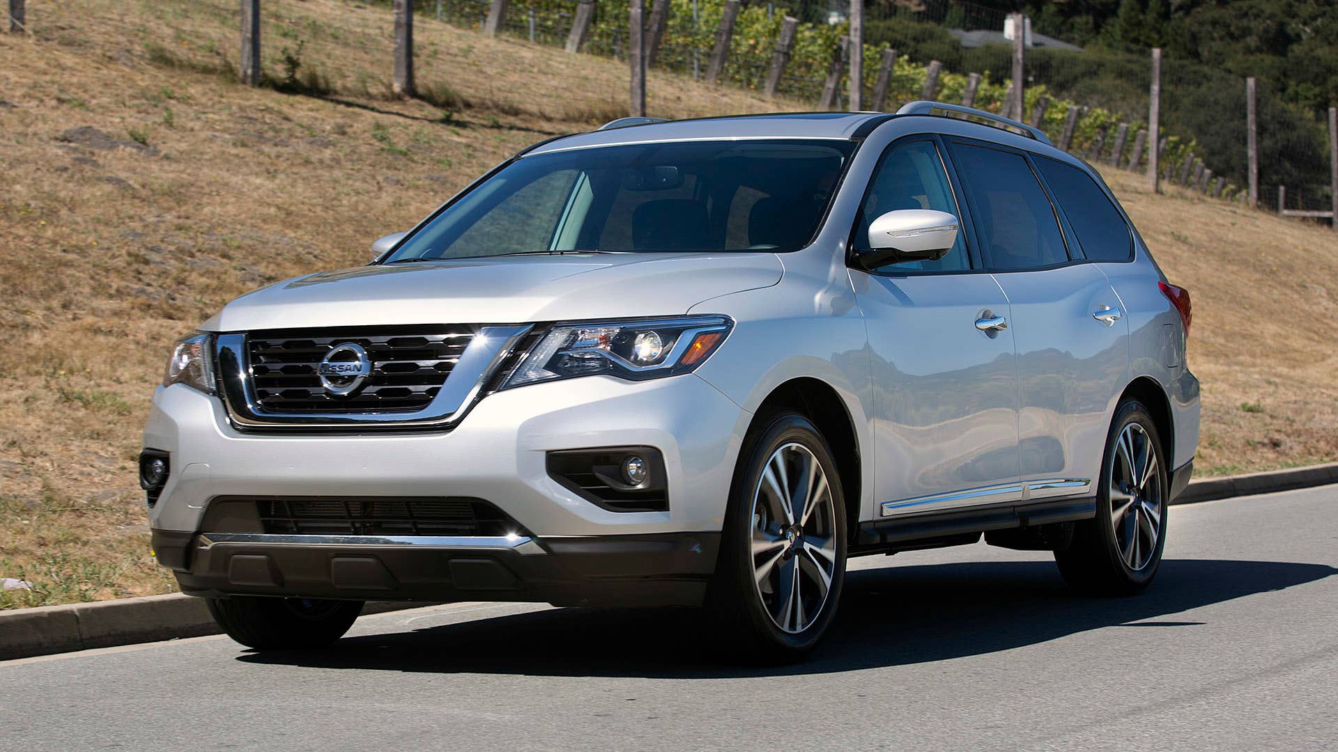 2017 Nissan Pathfinder front 3/4 view