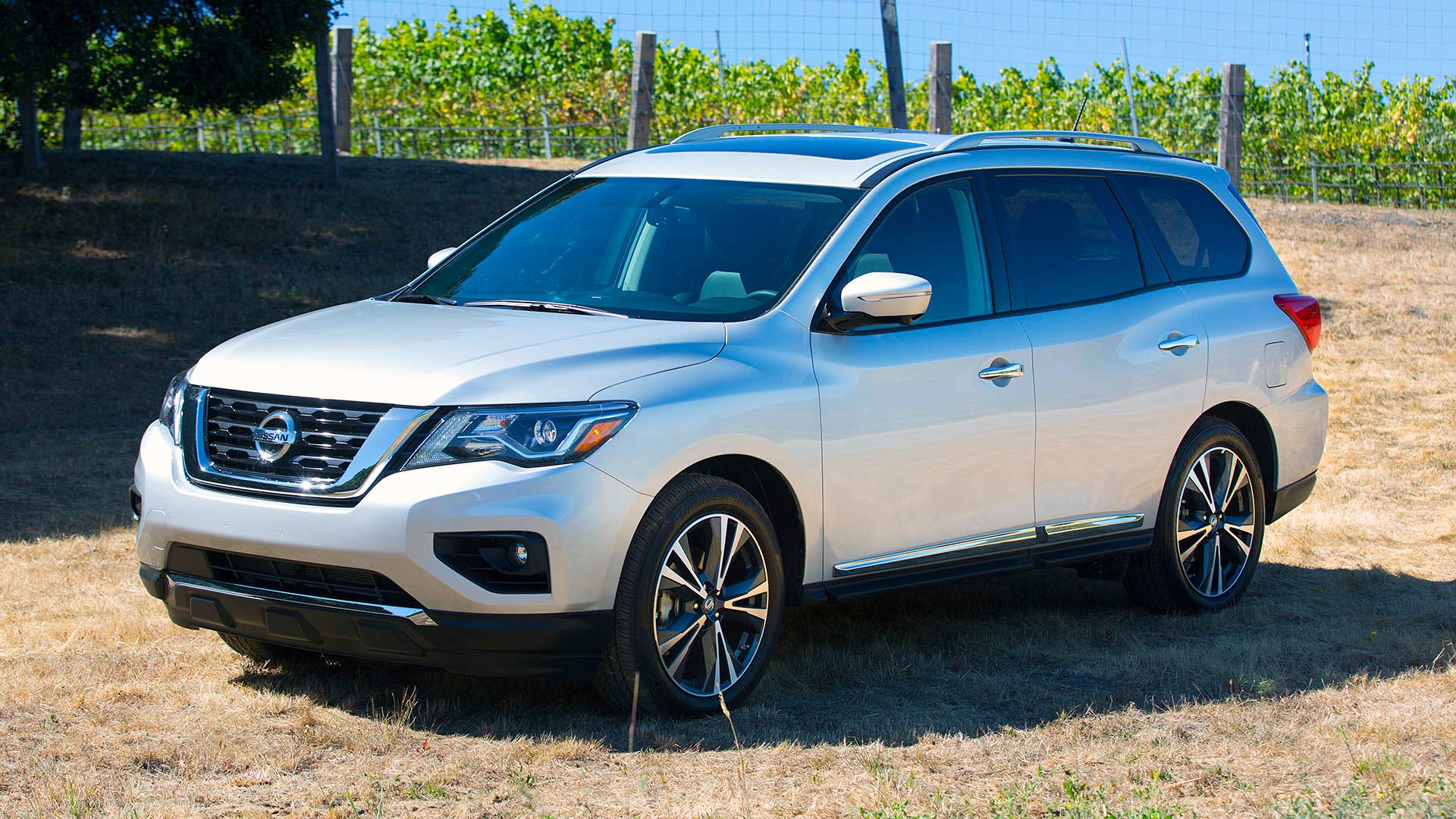 2017 Nissan Pathfinder front 3/4 view