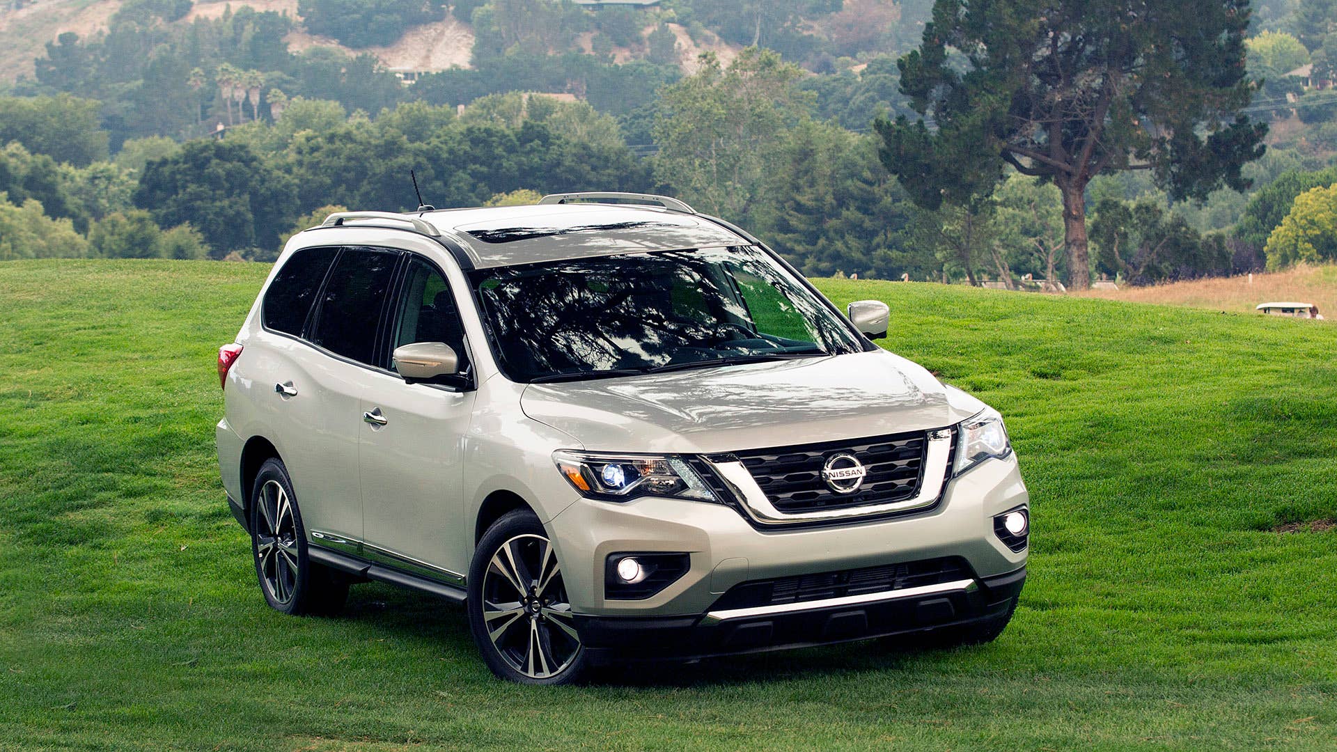 2017 Nissan Pathfinder front 3/4 view