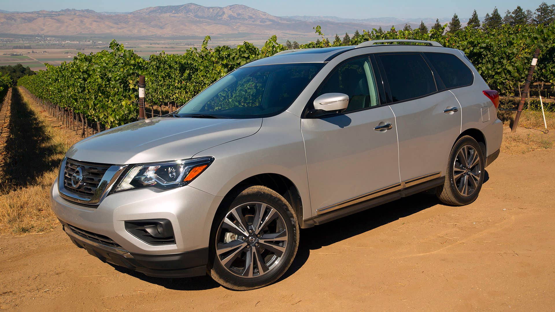 2017 Nissan Pathfinder front 3/4 view
